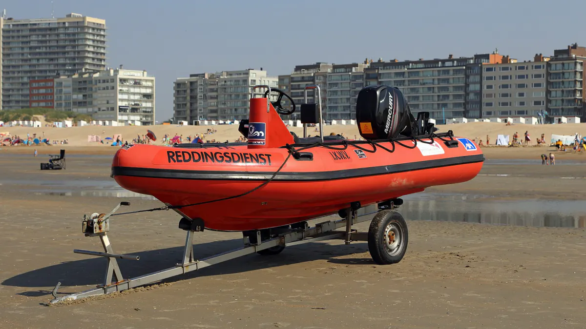 Bateau pneumatique rouge du service de sauvetage sur sa remorque, sur la plage d'Oostduinkerke
