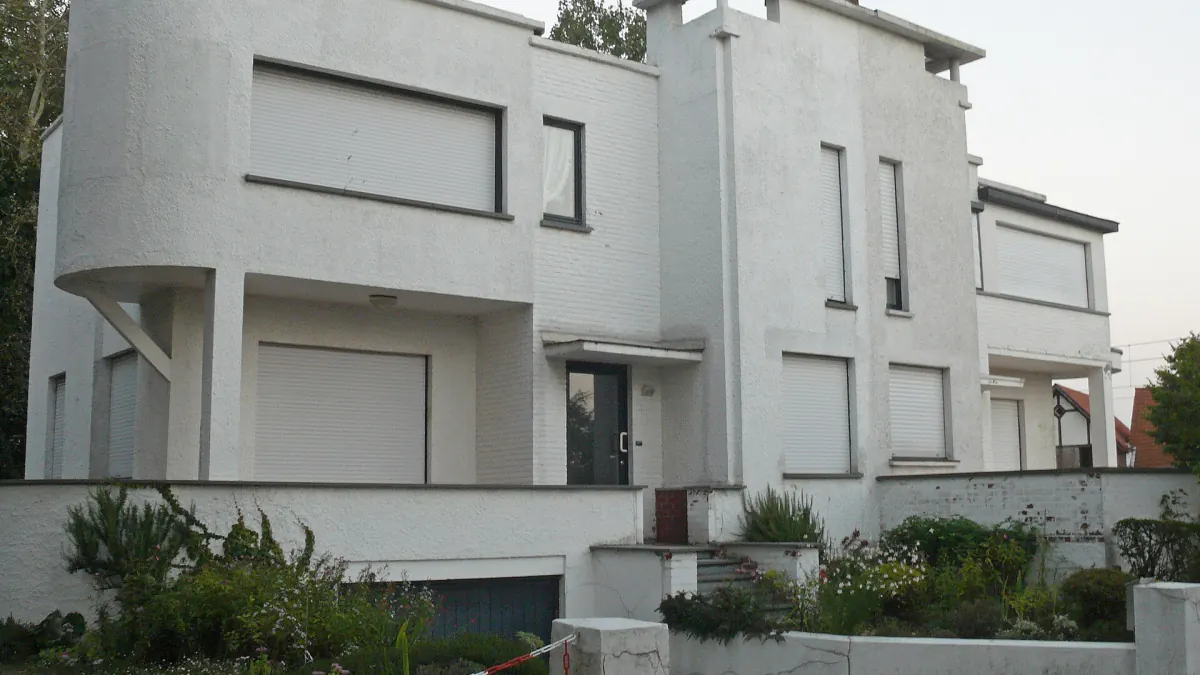 Villa moderniste double « Coin Perdu » à Duinbergen, façade blanche aux balcons arrondis et toits plats