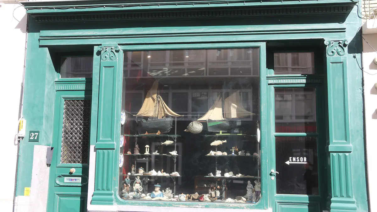 Façade verte de la maison James Ensor à Ostende, vitrine de coquillages et de maquettes de bateaux, au numéro 27