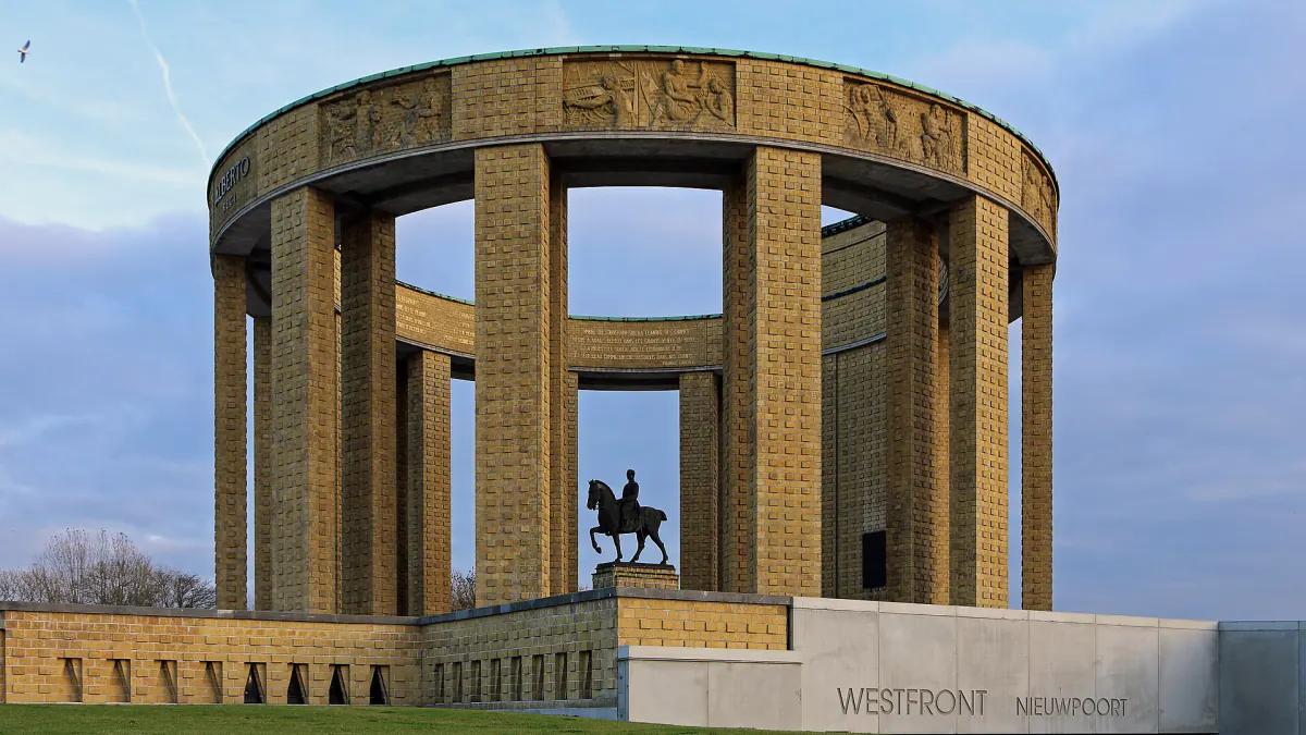 Monument circulaire à colonnes dédié au roi Albert Ier à Nieuport, statue équestre au centre